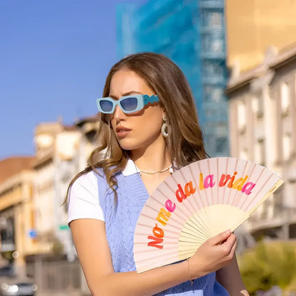 Femme tenant un éventail clair avec texte coloré, lunettes soleil Sweet Dreams