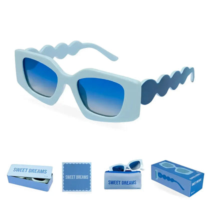 Lunettes de soleil Sweet Dreams en bleu clair avec monture rectangulaire, branches ondulées et verres dégradés bleus pour protection optimale