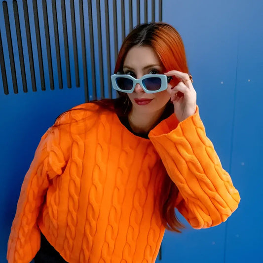 Femme rousse en pull orange tricoté et lunettes Sweet Dreams soleil esprit rêveur