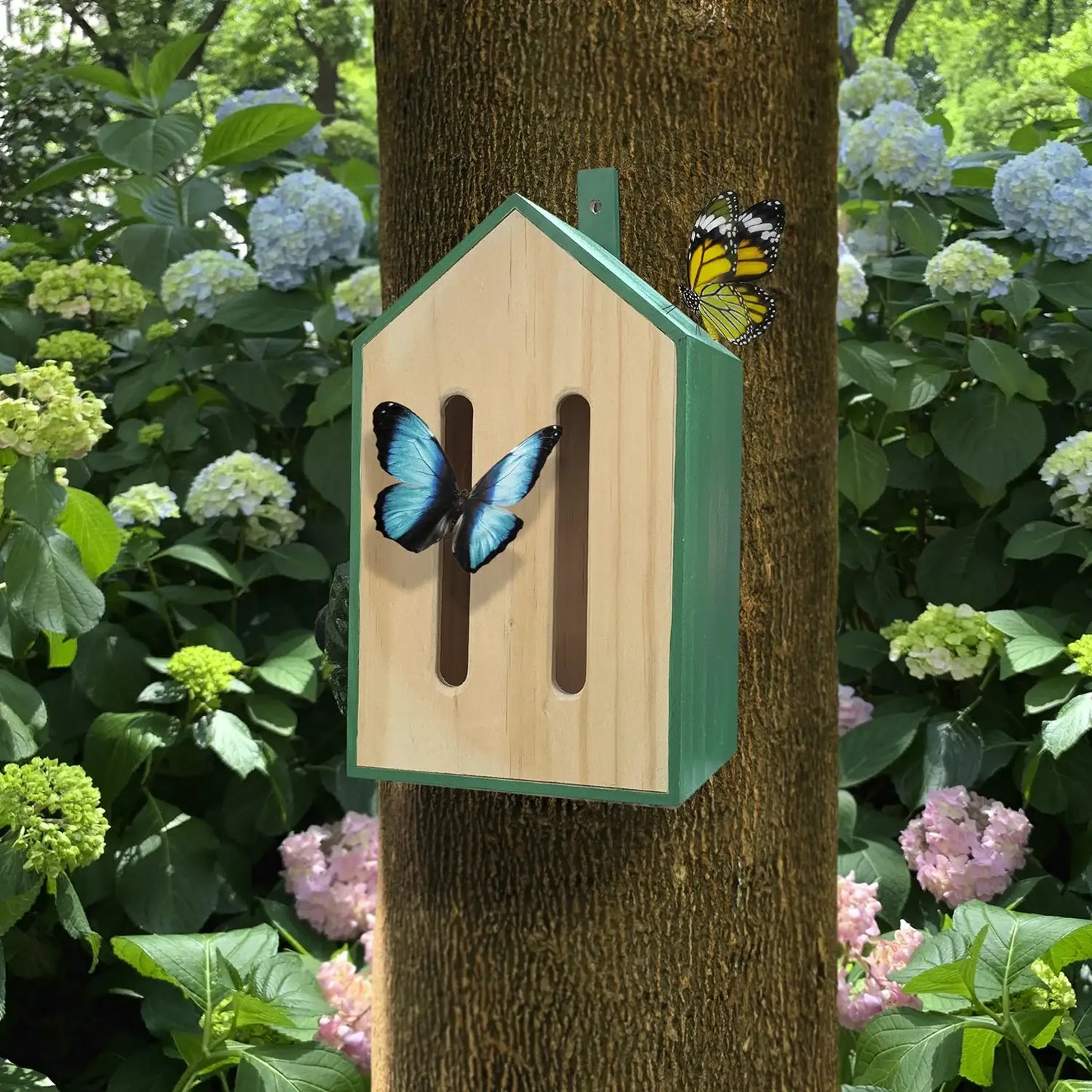 Maison à papillons en bois clair avec cadre vert et papillons décoratifs