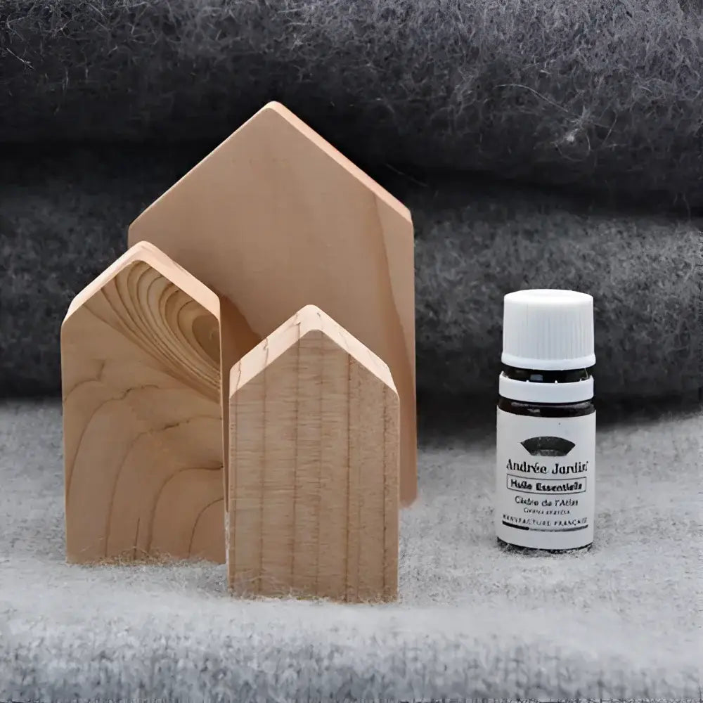 Trio de diffuseurs maisons en bois de cèdre avec gouttes d’huile essentielle, design épuré anti-mites
