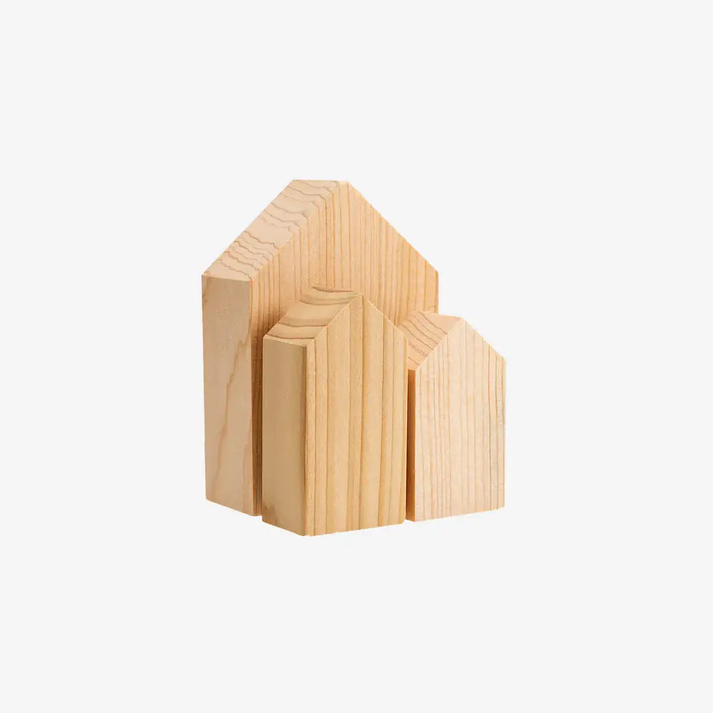 Trois blocs en bois de cèdre en forme de maison, design épuré anti-mites