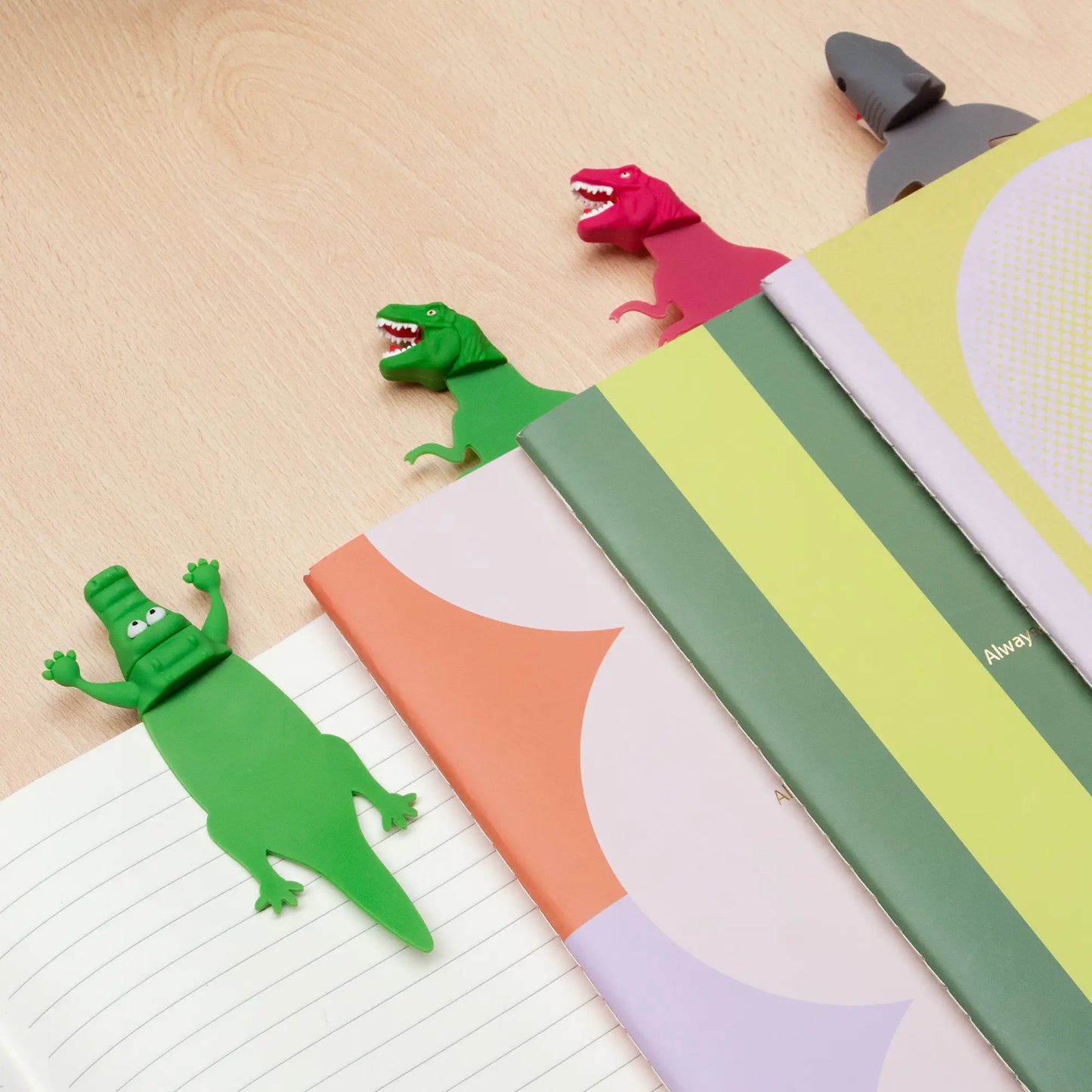 Marque page crocodile en plastique vert, design évoque nature sauvage