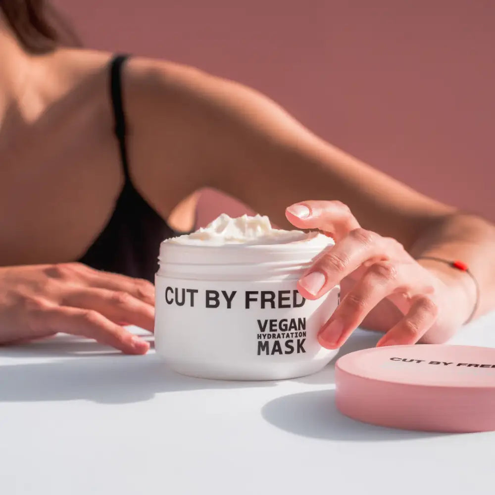 Pot de masque soin hydratant pour cheveux secs vegan avec couvercle rose