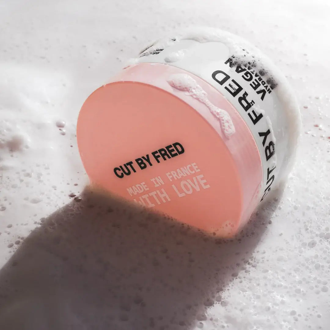 Masque soin hydratant vegan pour cheveux secs en pot rose et blanc