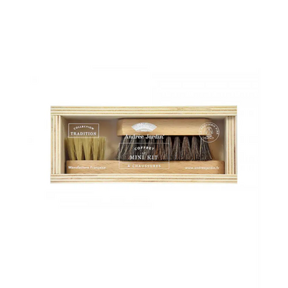 Boîte en bois avec deux brosses à chaussures du Mini Kit brosse à chaussures