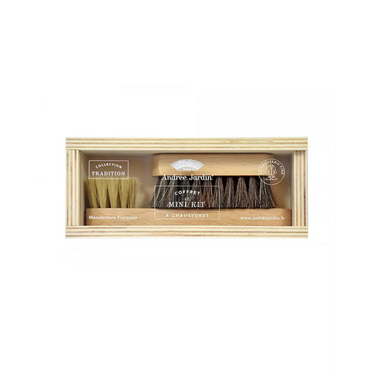 Boîte en bois avec deux brosses à chaussures du Mini Kit brosse à chaussures