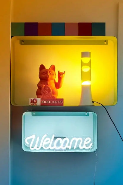 Mini lampe à lave jaune et blanche avec chat maneki et effet lumineux captivant