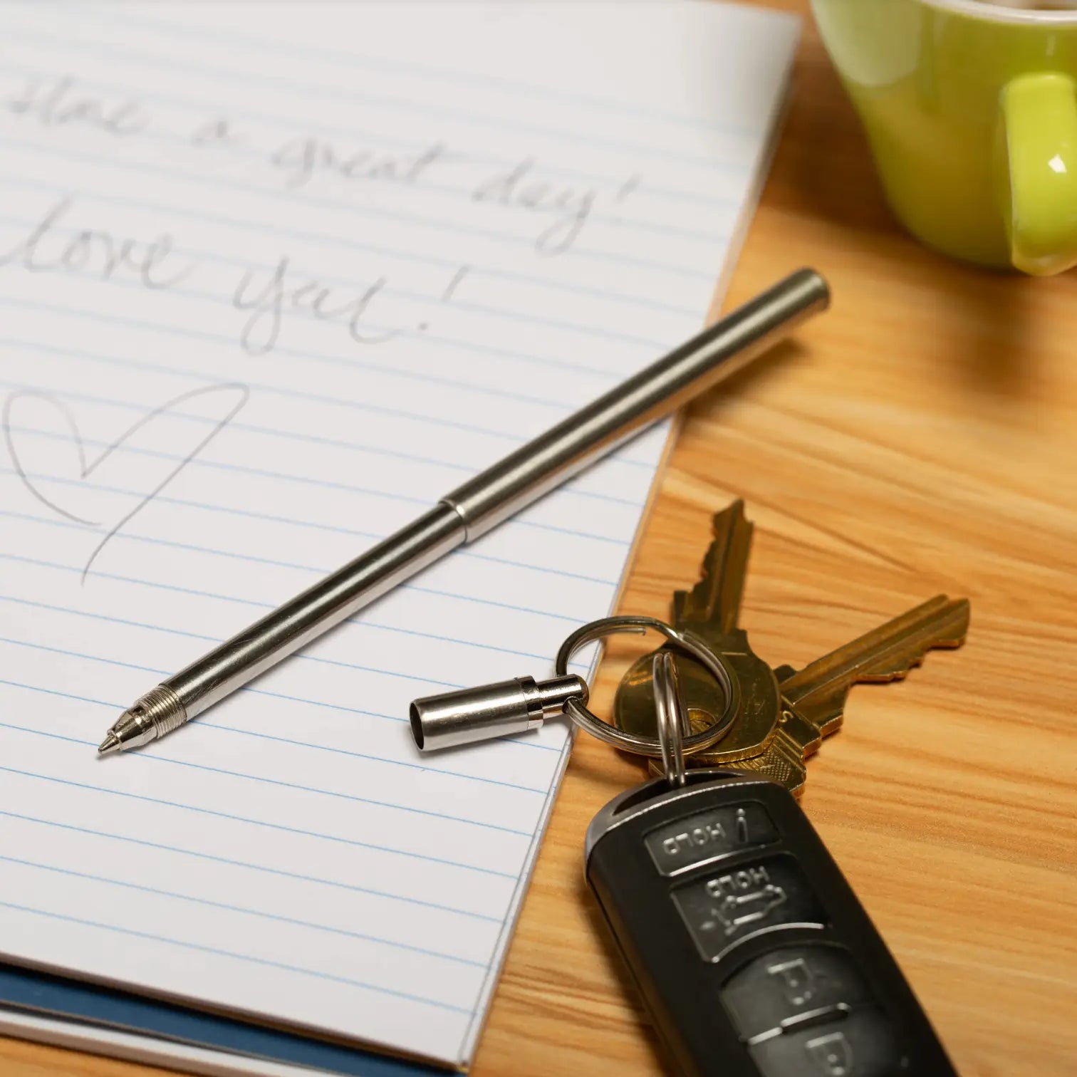 Mini stylo télescopique argenté à corps cylindrique et pointe fine, touche d’élégance