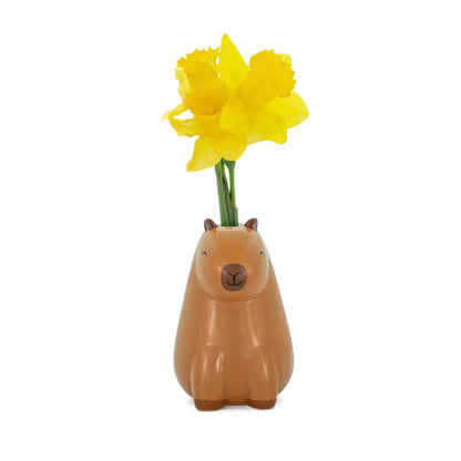 Mini vase capybara en céramique brune charmante avec une daffodil jaune