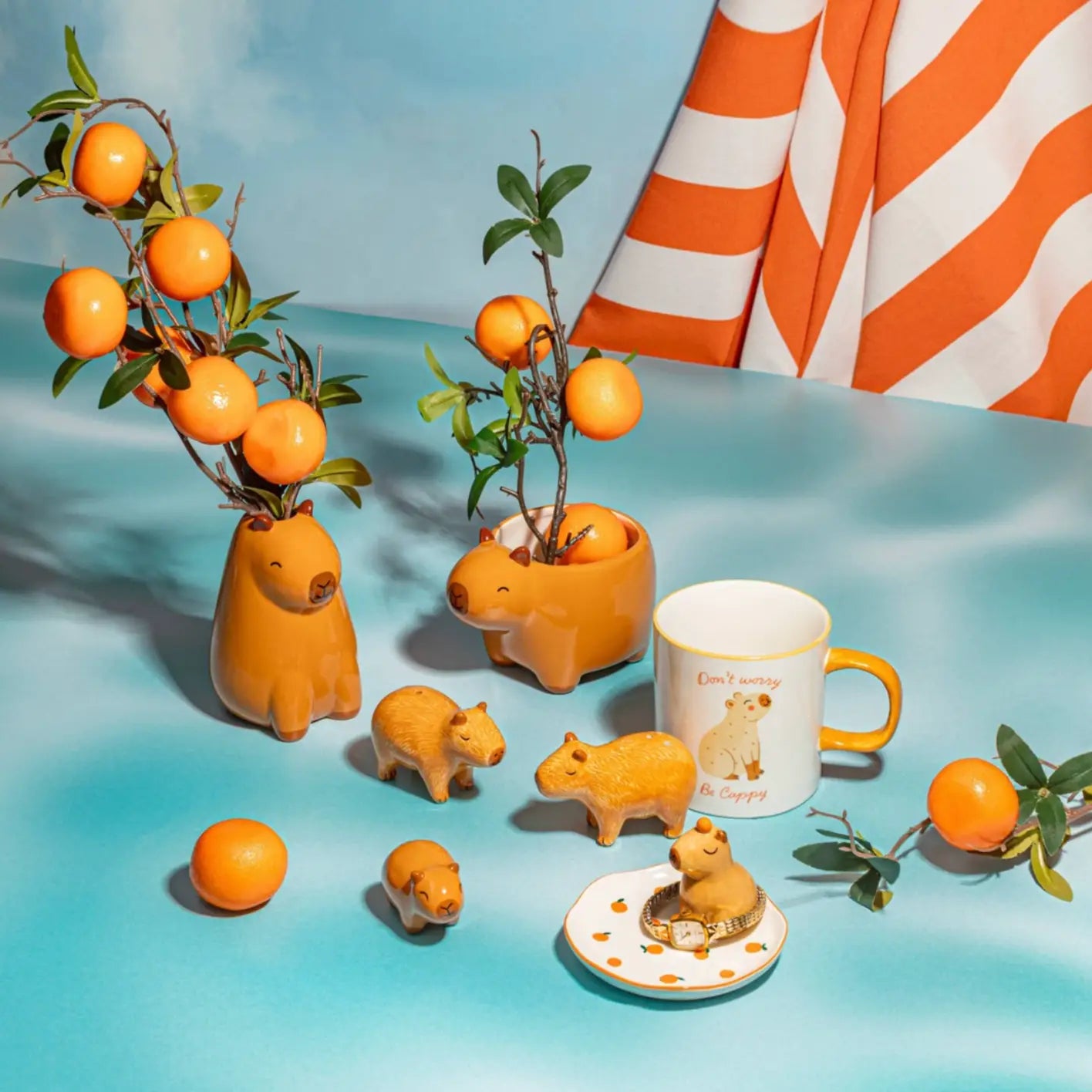 Mini vase capybara en céramique orange avec branches de fruits, touche d’originalité
