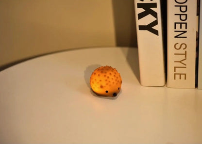 Mini veilleuse hérisson rechargeable orange épineux avec yeux et nez noirs