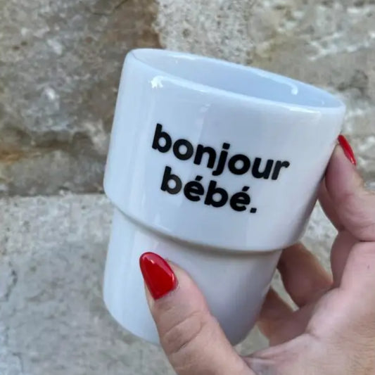 Mug bonjour bébé blanc en céramique avec texte noir, parfait pour offrir