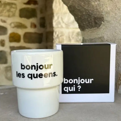 Mug bonjour les queens avec message blanc et boîte noir blanc bonjour qui
