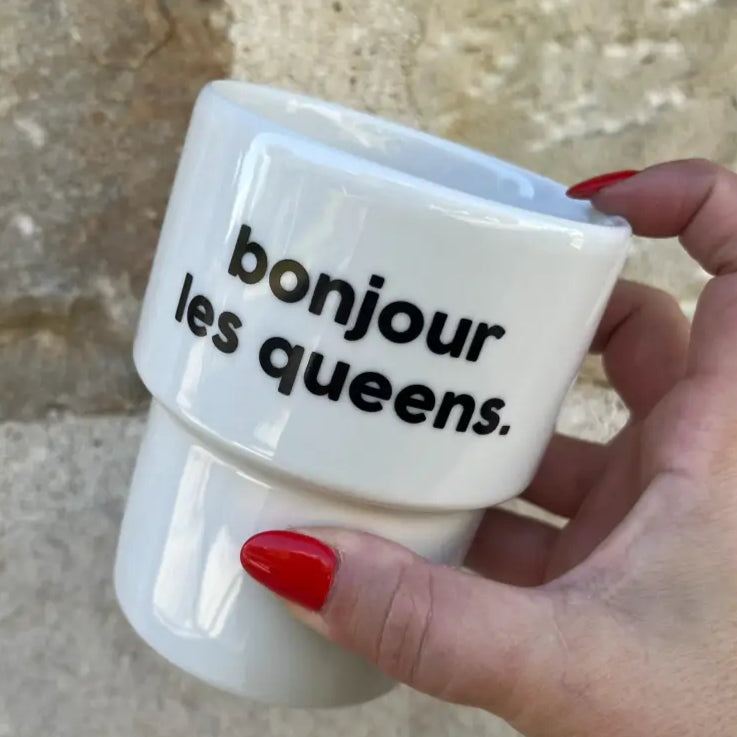 Mug bonjour les queens blanc avec message, main avec ongles rouges, idéal pour offrir