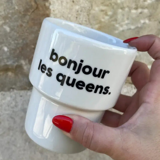 Mug bonjour les queens blanc avec message, main avec ongles rouges, idéal pour offrir