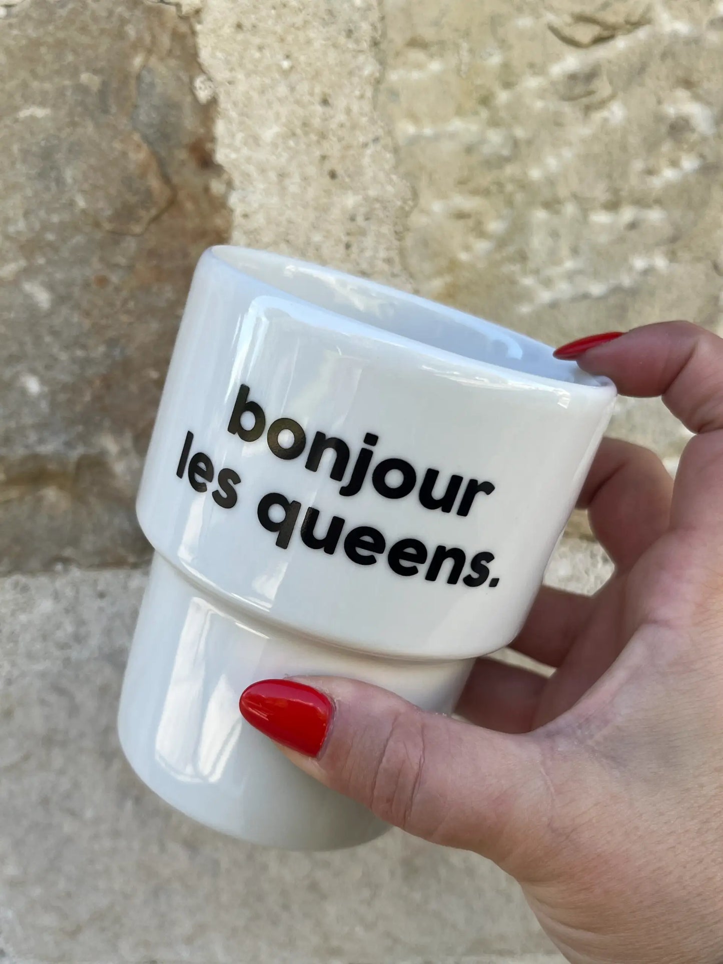 Mug bonjour Les Queens en céramique blanche, bonne humeur d’un produit