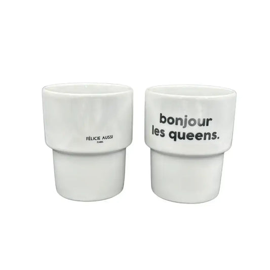 Deux mugs céramiques blancs avec texte noir pour Mug Bonjour Les Queens, bonne humeur d’un produit