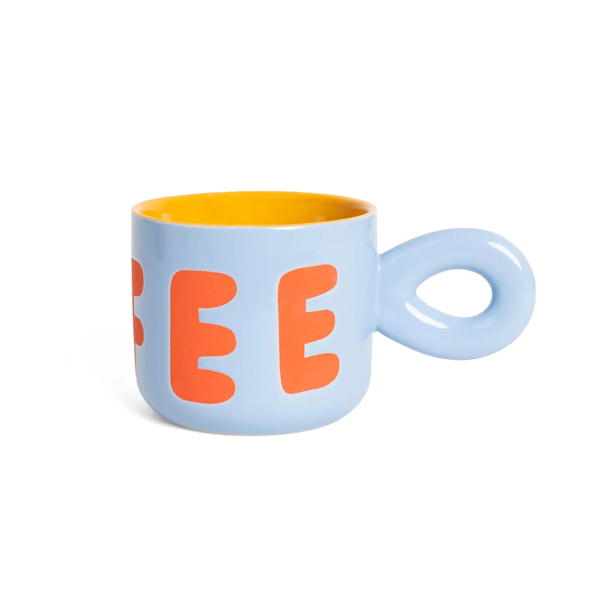 Tasse céramique bleu clair avec lettrage orange café, intérieur jaune, design épuré