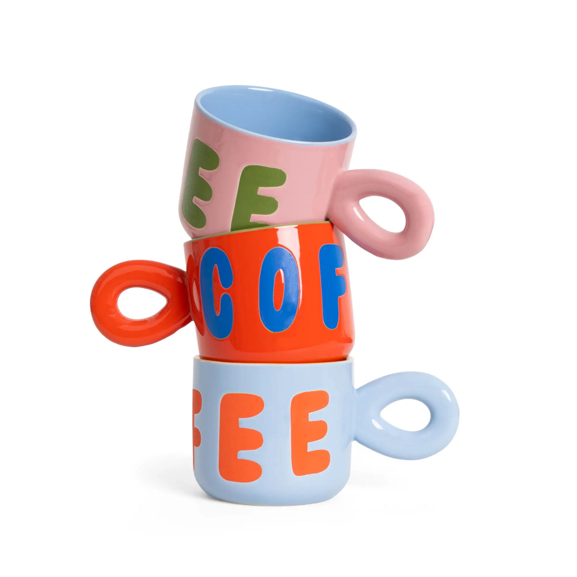 Tasses café en céramique empilées, bleu clair, rose, orange, design épuré pour pause café
