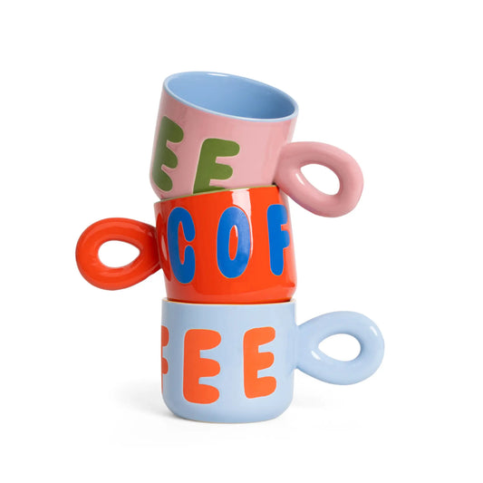 Tasses café en céramique empilées, bleu clair, rose, orange, design épuré pour pause café