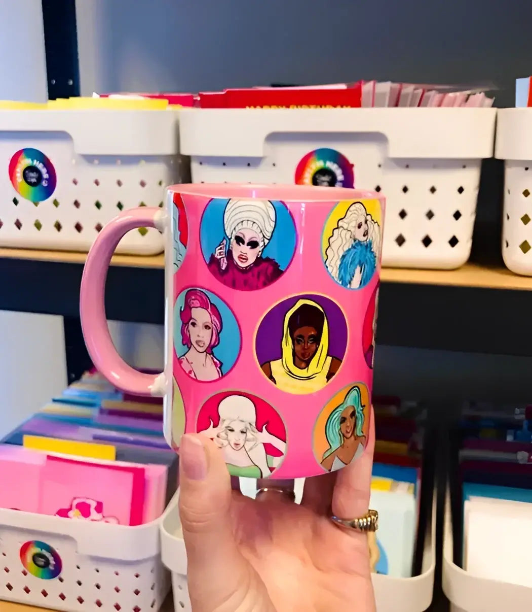 Mug rose drag queen en céramique rose avec portraits cartoon de drag queens. Idée cadeau fun