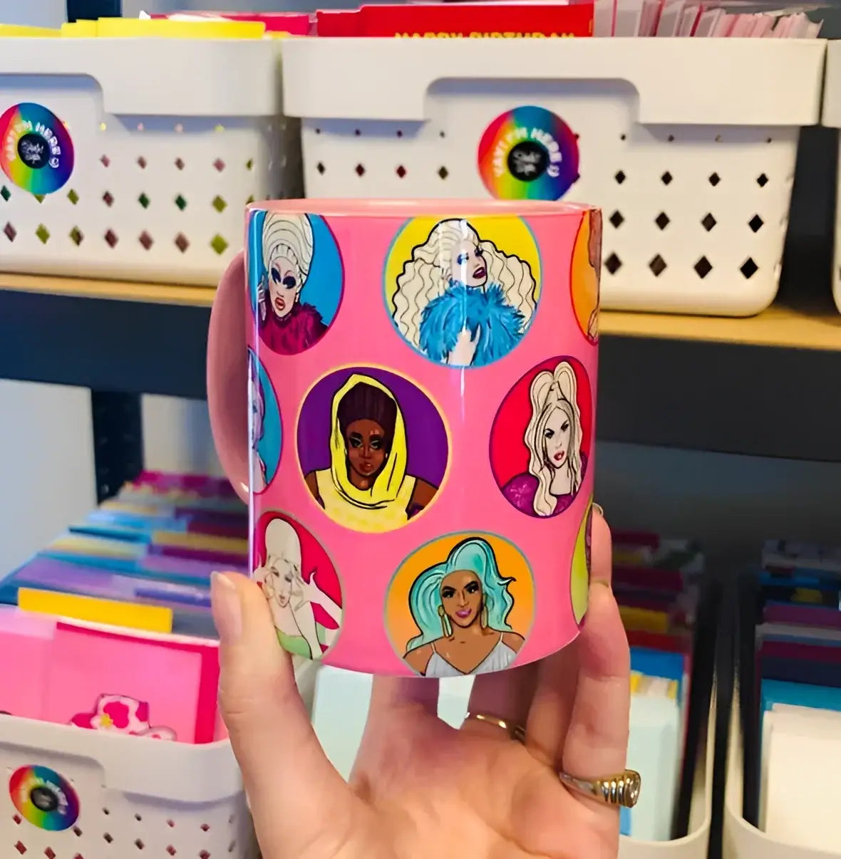 Tasse rose drag queen avec illustrations colorées de drag queens, idée cadeau fun
