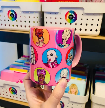 Tasse rose drag queen avec illustrations fun d’icônes drag, idée cadeau fun
