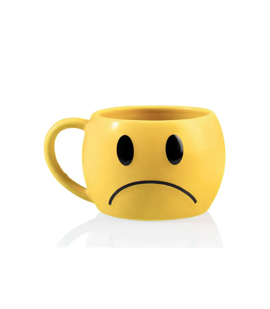 Tasse jaune en céramique Mug Smiley avec émoji triste, façon simple et touche d’originalité