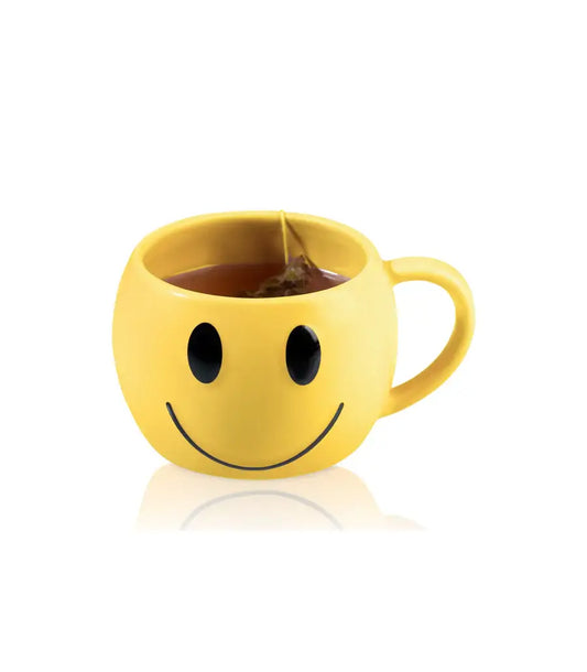 Mug Smiley jaune souriant avec thé noir et sachet, façon simple d’originalité