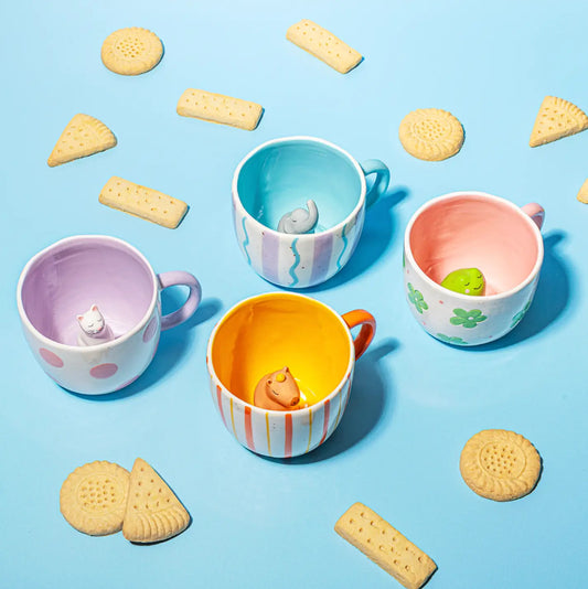 Tasses céramiques pastel avec surprise capybara humoristique