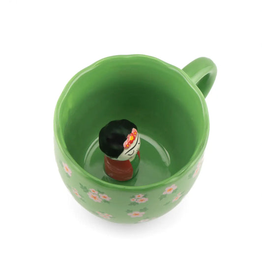 Tasse surprise Frida en céramique verte avec motif floral rose et blanc, figurine miniature Frida Kahlo dedans