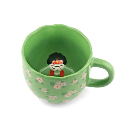 Tasse surprise Frida en céramique verte à motif floral rose et blanc avec figurine miniature de Frida Kahlo dedans