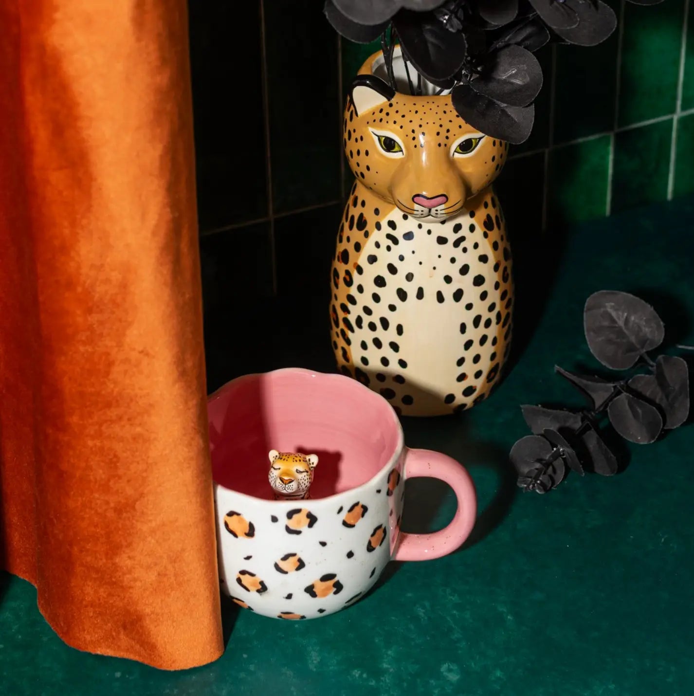 Mug surprise léopard rose et blanc avec figurine jungle urbaine