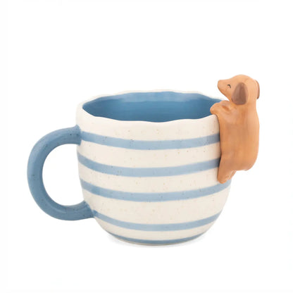 Mug teckel en céramique avec teckel beige, rayures bleu clair et bonne humeur chaleureuse