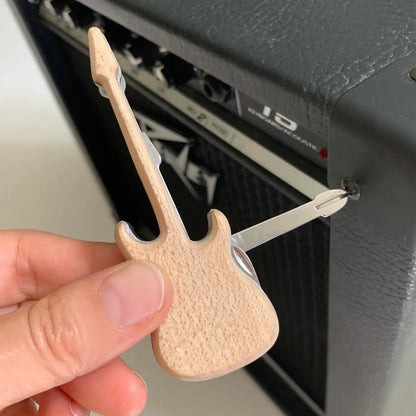 Multi outil guitare esprit rock en format compact bois clair
