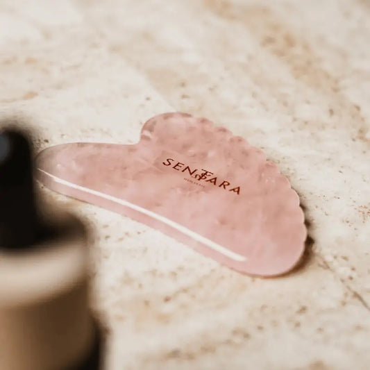 Gua sha coeur en quartz rose pour massage facial, beauté et détente naturelle