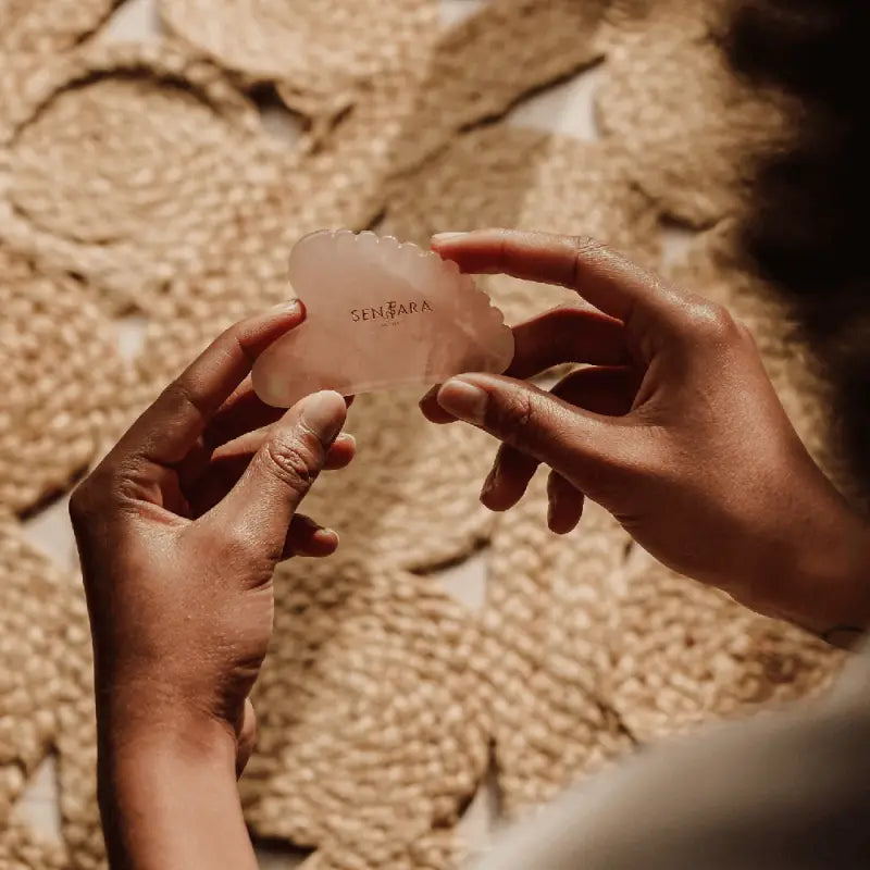 Outil gua sha coeur quartz rose pour relaxation profonde