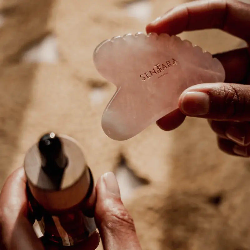 Outil gua sha coeur quartz rose pour relaxation profonde et toucher soyeux