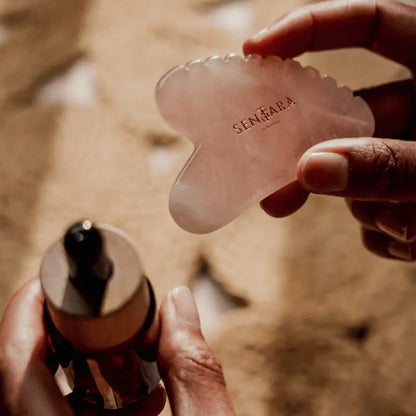 Outil gua sha coeur quartz rose pour relaxation profonde et toucher soyeux