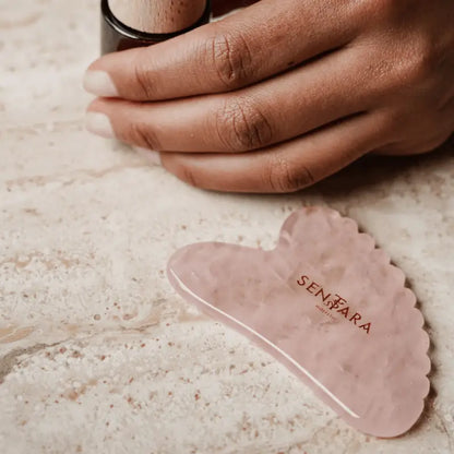 Outil gua sha coeur quartz rose pour relaxation profonde