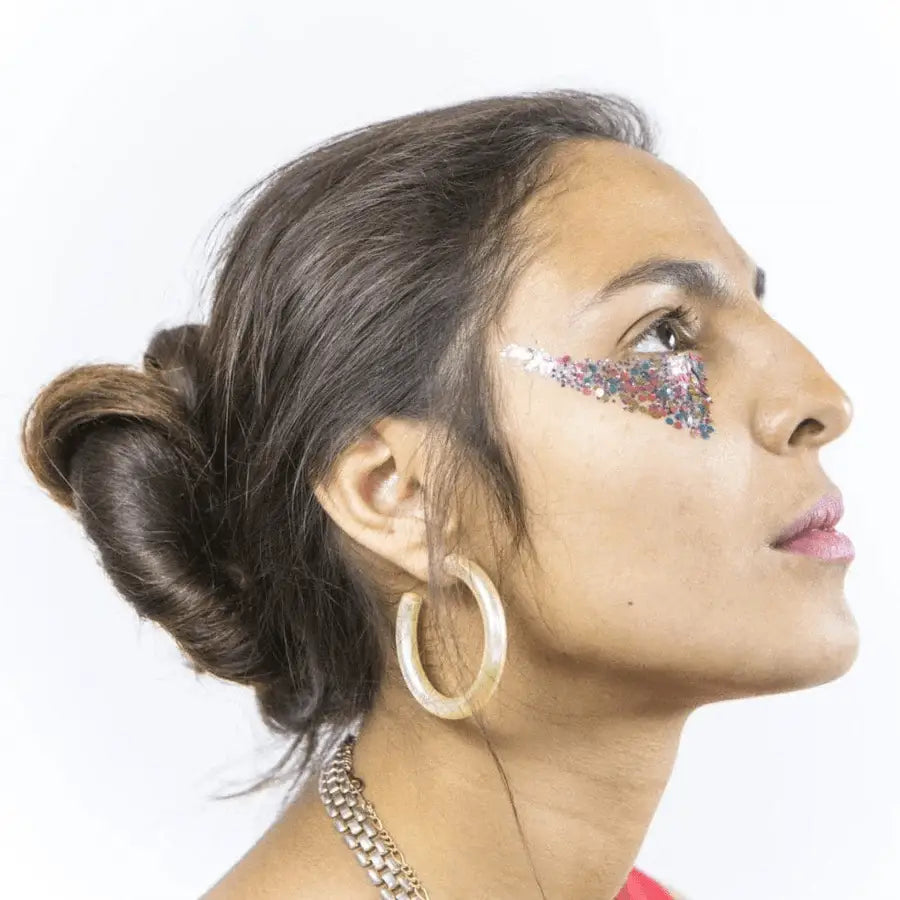 Femme avec maquillage paillettes bang bang, vegan et brillant pour un look fun