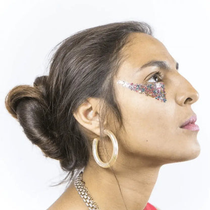 Femme avec maquillage paillettes bang bang, vegan et brillant pour un look fun