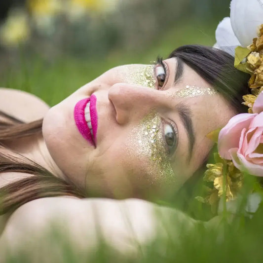 Femme paillettes vegan avec maquillage glitter et couronne de fleurs