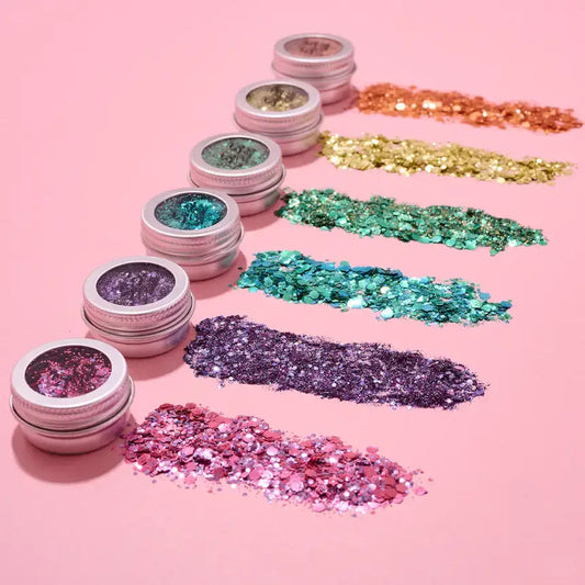 Kit pailleté Fierté avec pots ouverts de couleurs vibrantes en maquillage éclatant