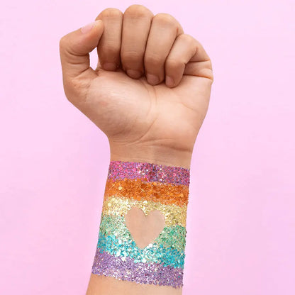 Avant-bras avec tatouage temporaire pailleté arc-en-ciel vibrant du kit Paillettes Coffret Fierté