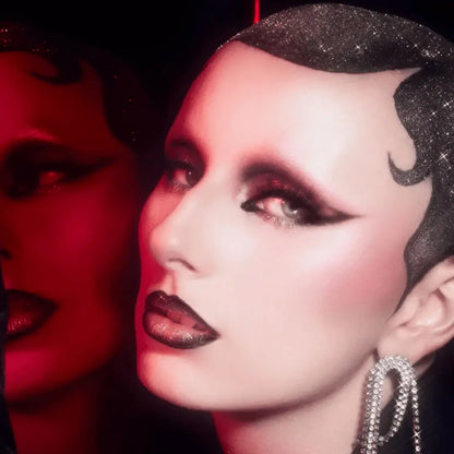Personne au look glamour avec maquillage dramatique, coiffure pailletée et paillettes biodégradables du Paillettes Runway