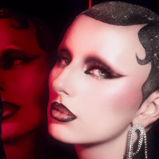 Personne au look glamour avec maquillage dramatique, coiffure pailletée et paillettes biodégradables du Paillettes Runway