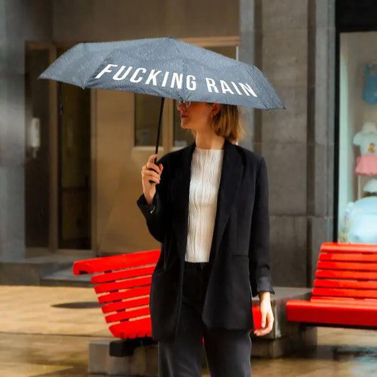 Parapluie Fucking Rain gris foncé prêt à affronter la météo capricieuse