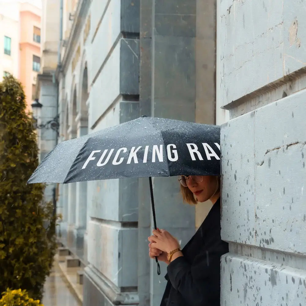 Parapluie Fucking Rain prêt à affronter la météo capricieuse avec clin d’œil
